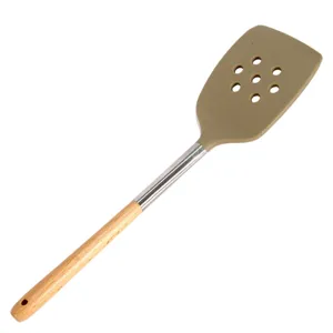 Spatulă din silicon maro cu gauri pentru gătit