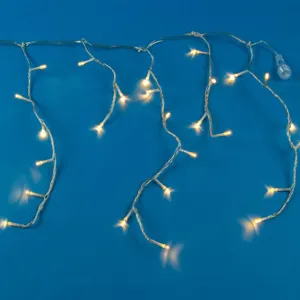 Instalare lumini LED perdea cu becuri pentru decorarea casei