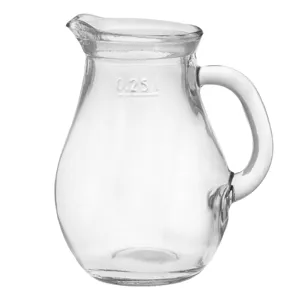 Carafă din sticlă transparentă pentru servirea apei și băuturilor