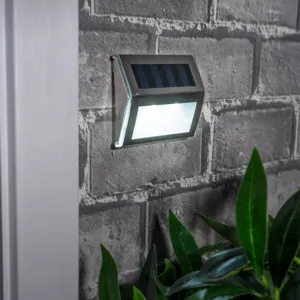 Lumină solară LED de perete argintie, montare exterioră compactă
