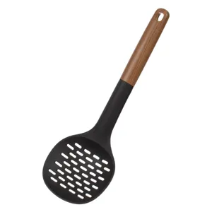 Lingură cu găuri din plastic negru cu mâner de lemn pentru gătit și servire