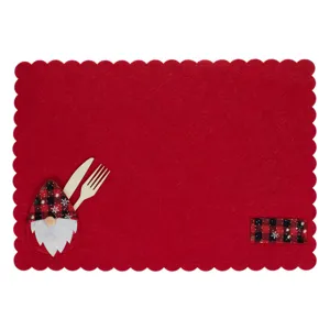 Placemat Festiv Roșu cu Tacamuri Gnome de Crăciun