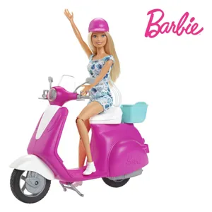 Papusa cu scooter, roz, cu casca si cos, 3+ ani