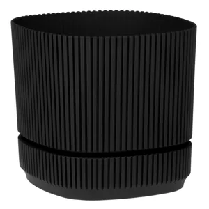 Ghiveci din plastic negru cu dungi și farfurie incorporată pentru plante