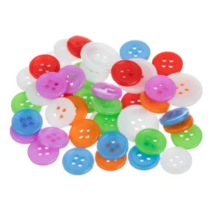 Butoane Decorative din Plastic de Diferite Culori și Dimensiuni pentru Creatii