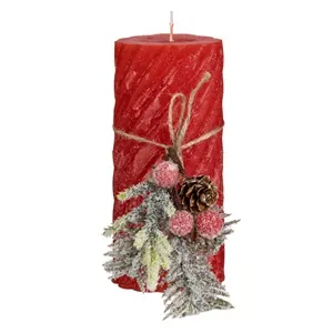 Lumanare decorativă de Crăciun roșie cu dungi reliefate și buchet de pin