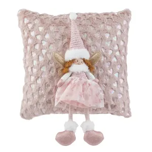 Perna Decorativă Roz Crăciun cu Îngeraș 3D – Detalii Magice