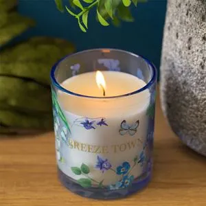Lumanare parfumata alba cu aroma de crini in recipient de sticla bleu, Ø7x8cm, 15 ore ardere
