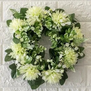 Coroniță decorativă de primăvară cu flori albe, eucalipt și ferigă, Ø25 cm