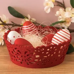 Cos decorativ de Paste din fetru rosu, cu model floral perforat, diametru 17 cm