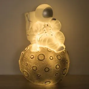 Lampa de veghe Astronaut pe asteroid