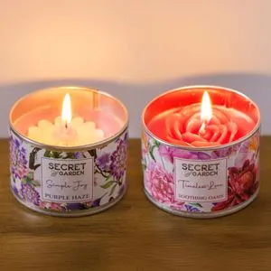 Lumanare decorativa parfumata in cutie metalica, diametru 7,5 cm, inaltime 6 cm, aroma trandafir si lavanda