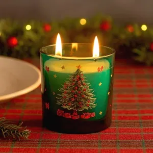 Lumanare decorativa cu brad verde în recipient de sticlă smarald
