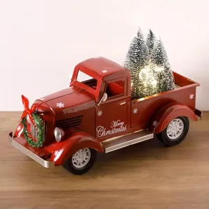 Camion Decorativ de Craciun Vintage cu Brazi și Lumini