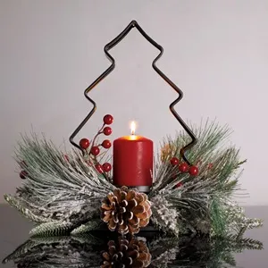 Suport Decorativ de Craciun Metalic cu Ramuri de Brad și Berries
