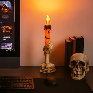 Sfesnic decorativ de Halloween cu mana de schelet și lumanare LED