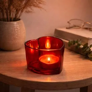 Suport lumanare sticlă formă inimă roșie pentru atmosferă romantică