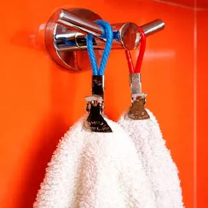 Carlige Metalice cu Clipsuri Colorate – Soluție Compactă pentru Spațiu