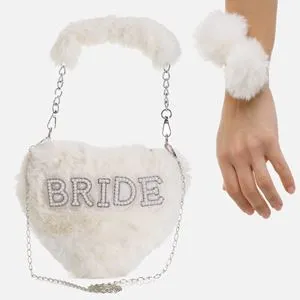 Geantă în formă de inimă din blană artificială albă, cu lant argintiu și accesorii decorative