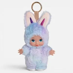 Papusa iepuras mini imbracata bleu si lila cu inel pentru agatare