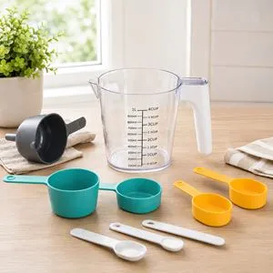 Cană măsurat de apă și set de linguri pentru preparate culinare