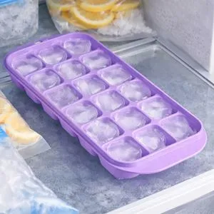 Tavă pentru cuburi de gheață din plastic flexibil lila
