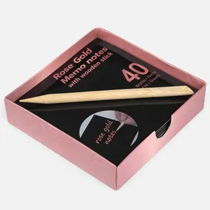 Notite metalizate rose gold cu betisor din lemn, 9x9 cm, 40 file