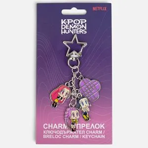 Breloc Charm Metalic Argintiu cu 4 Figurine K-POP si Inimă
