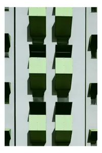 Tablou Canvas, "Balcoane verzi pe fațadă gri", Verde, Geometrie, Structură, Repetiție, Modern, Simetrie, Urban, Verticalitate, 39 x 54 cm