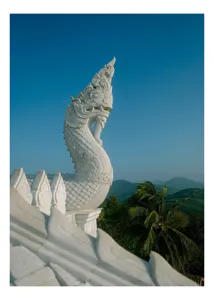 Tablou Canvas, "Statuia dragonului în zori liniștite", Dragon, Cer, Albastru, Sculptură, Palmieri, Peisaj, Montan., 50 x 70 cm
