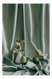 Tablou Canvas cu Flori Delicate pe Fundal de Catifea Verde, 100 x 150 cm
