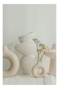 Tablou Canvas, "Vaze albe cu flori delicate", Vaze, Ceramică, Albe, Minimalism, Flori, Delicat, Design, Echilibru, Textură, Aranjament, 70 x 100 cm