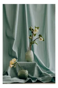 Tablou Canvas, "Flori delicate în vaze verzi", Flori, Vaze, Draperie, Verde, Artă, Natură, Estetică, Eleganță, Simplu, Armonie, 50 x 90 cm