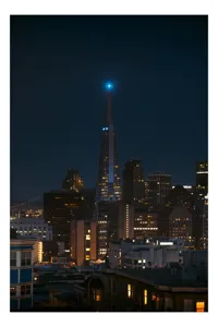 Tablou Canvas, "Piramida strălucitoare în noapte liniștită", Oraș, Noapte, San Francisco, Lumină, Clădiri, Transamerica, Pătrat, Albastru, Cer, Turn, 100 x 100 cm
