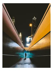 Tablou Canvas Umbra solitară în tunelul urban, 100 x 150 cm