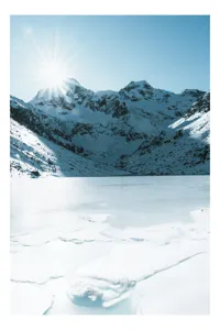 Tablou Canvas, "Soarele strălucește peste munții înzăpeziți", Tensiune, Lumină, Gheață, Munte, Peisaj, Albastru, Înghețat, Contrast, Liniște, Puritate, 39 x 54 cm