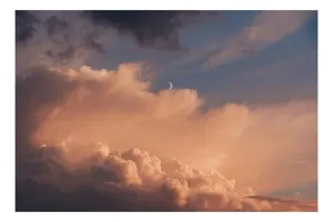 Tablou Canvas, "Luna ascunsă în nori rozalii", Nori, Apus, Cer, Lumină, Culoare, Umbre, Cerulean, Calm, Frumusețe, Infinit., 39 x 26 cm