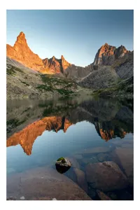 Tablou Canvas, "Munții oglindiți în luciul apei", Pietre, Lac, Reflecție, Munți, Cer, Apus, Lumină, Natură, Tranquilitate, Peisaj, 50 x 90 cm