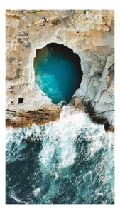 Tablou Canvas, "Tunelul albastru al mării agitate", Stâncă, Grota, Ocean, Valuri, Spumă, Turcoaz, Natură, Dramatic, Pitoresc, Contrast., 50 x 90 cm