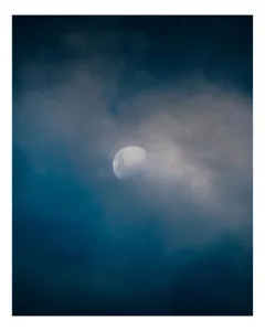 Tablou Canvas, "Luna ascunsă printre nori misterioși", Lună, Nori, Cer, Mister, Lumină, Noapte, Seninătate, 50 x 50 cm