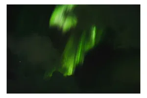 Tablou Canvas, "Văluri de lumină în dans ceresc", Aurora, Verde, Cer, Noapte, Mister, Magie, Lumină, Fenomen, Natură, Splendoare, 50 x 50 cm