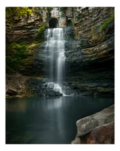 Tablou Canvas, "Cascada ascunsă printre stânci înalte", Cascade, Rocă, Apă, Natură, Vegetație, Lumină, Reflecție, Pădure., 70 x 100 cm