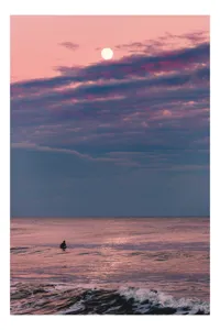 Tablou Canvas, "Surferul sub lumina lunii pline", Lună, Înnourat, Valuri, Apus, Solitudine, Ocean, Liniște, Reflecție, 39 x 54 cm