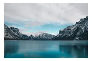 Tablou Canvas, "Muntele și lacul albastru polar", Lac, Munți, Zăpadă, Cer, Norii, Reflecție, Peisaj, Calm, Natură, Grandios, 150 x 100 cm