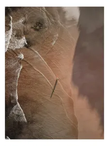 Tablou Canvas, "Umbra solitară pe plajă nisipoasă", Valuri, Nisip, Umbră, Singurătate, Ocean, Tranquilitate, Liniște, Contrast, Textură, Perspectivă., 50 x 90 cm