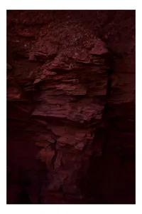 Tablou Canvas, "Straturi de rocă roșie în amurg", Rugozitate, Textură, Straturi, Roșu-Închis, Eroziune, Natură, Mineral., 100 x 100 cm