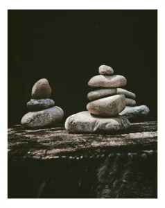 Tablou Canvas, "Turn echilibrat de pietre liniștite", Pietre, Echilibru, Natură, Calm, Simetrie, Tranquilitate, Armonie, Meditativ, Compoziție, 39 x 54 cm