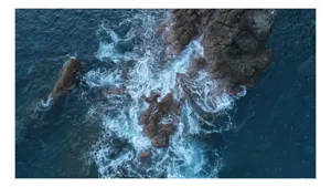 Tablou Canvas, "Valurile albastre lovind stâncile aspre", Ocean, Stâncă, Valuri, Spumă, Albastru, Natură, Pitoresc, Dramatic, Textură, Energie, 90 x 50 cm