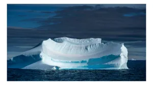 Tablou Canvas, "Dansul tăcut al ghețarului albastru", Gheață, Ocean, Cer, Nor, Peisaj, Antarctic, Contrast, Liniște, 70 x 50 cm