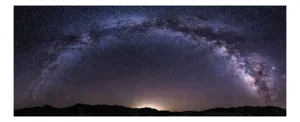 Tablou Canvas, "Calea Lactee deasupra orizontului nocturn", Stele, Galaxie, Cale, Lactee, Cer, Înstelat, Noapte, Infinit, Lumină, Arc, Univers, Mister, Splendoare, Viziune, Cosmică, 150 x 100 cm